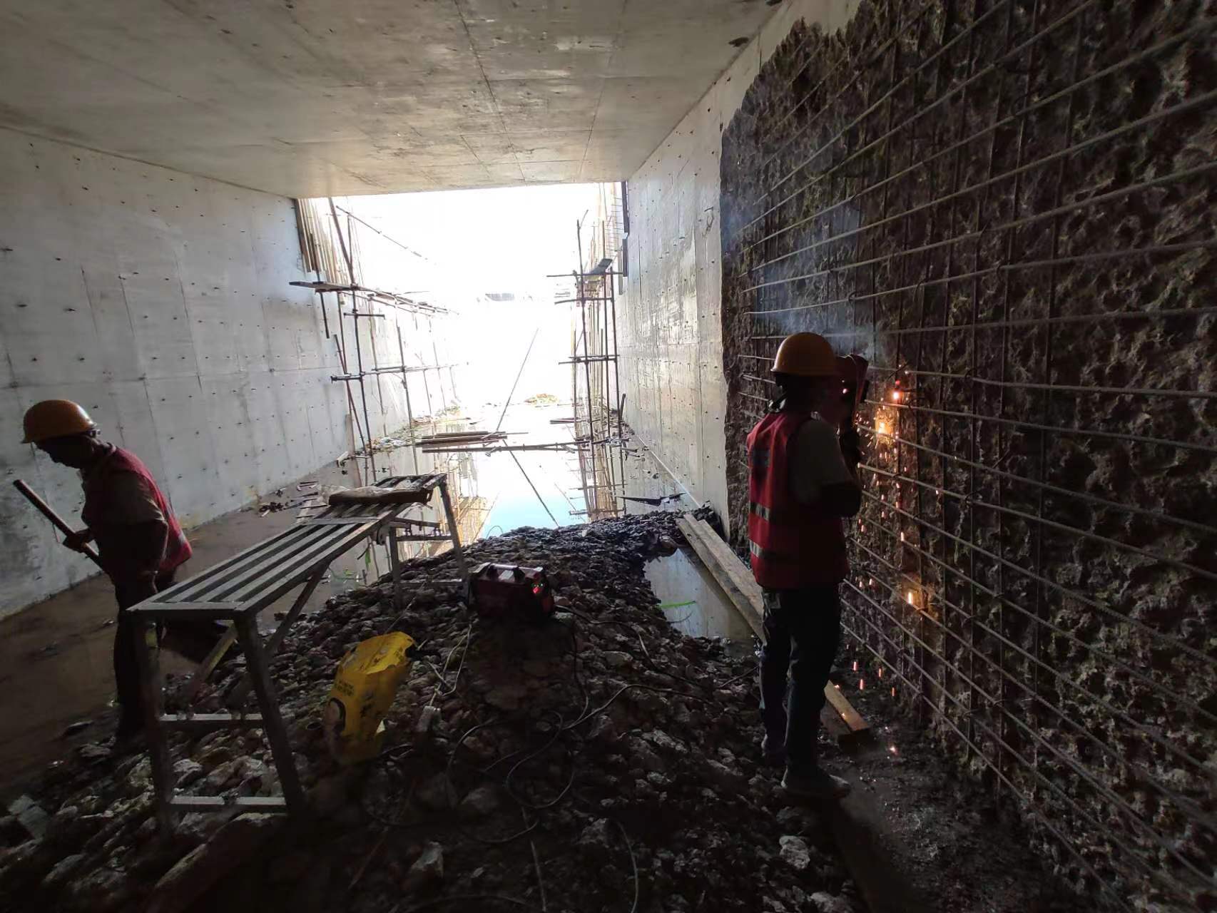 郑州挖断承重墙导致楼体开裂，加固施工方案出炉